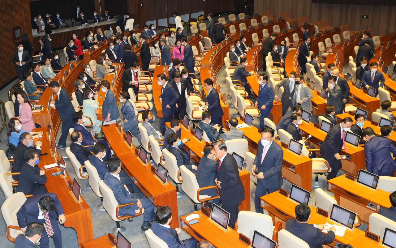 United Future Party lawmakers exit the plenary session of the National Assembly on Friday. Yonhap