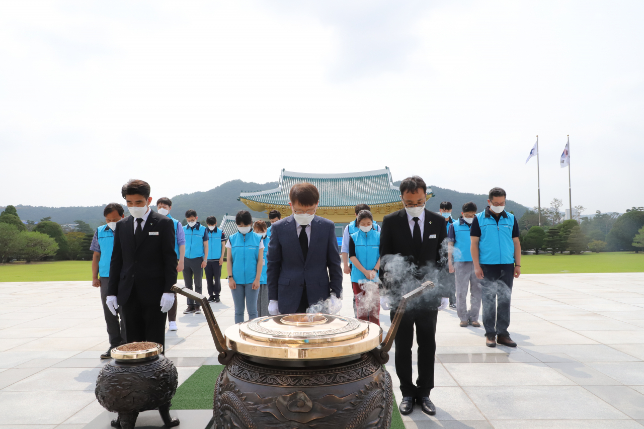 양성광(가운데) 연구개발특구진흥재단 이사장이 5일 국립대전현충원을 찾아 순국선열과 호국영령의 넋을 기리며 참배를 하고 있다.[연구개발특구진흥재단 제공]