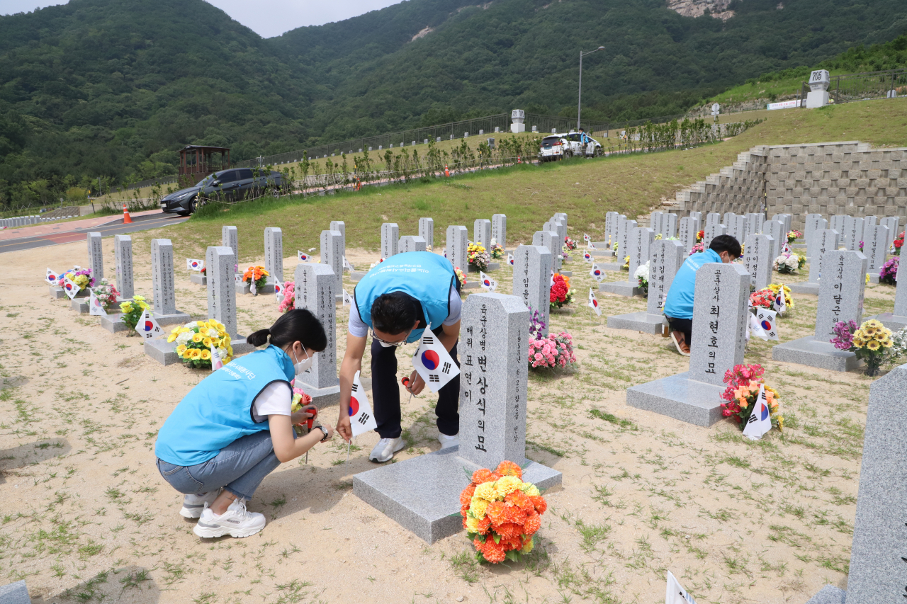 연구개발특구진흥재단 직원들이 현충원 묘역 태극기 설치, 쓰레기 수거 등 봉사활동을 실시했다.[연구개발특구진흥재단 제공]