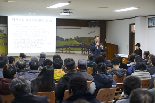 신길호 순천시 낙안면장이 주민들을 상대로 시 행정을 브리핑하고 있다. [순천시 제공]