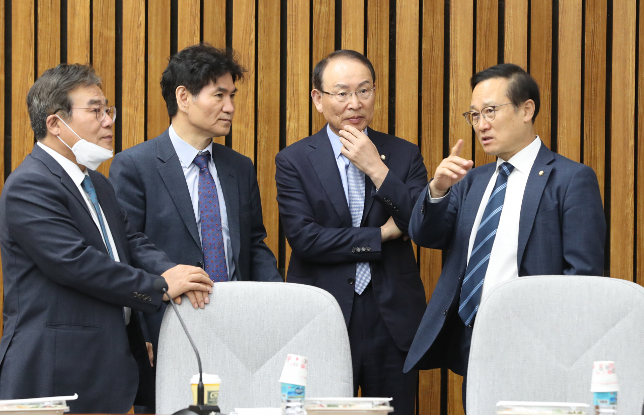 28일 오전 서울 여의도 국회에서 열린 더불어민주당 경제를 공부하는 국회의원 모임에 홍영표(오른쪽), 최운열 의원 등이 대화하고 있다. [연합]