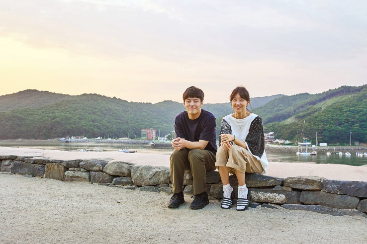 드라마 '동백꽃 필 무렵'의 주인공 배우 강하늘(왼쪽)과 공효진. [헤럴드경제 DB]