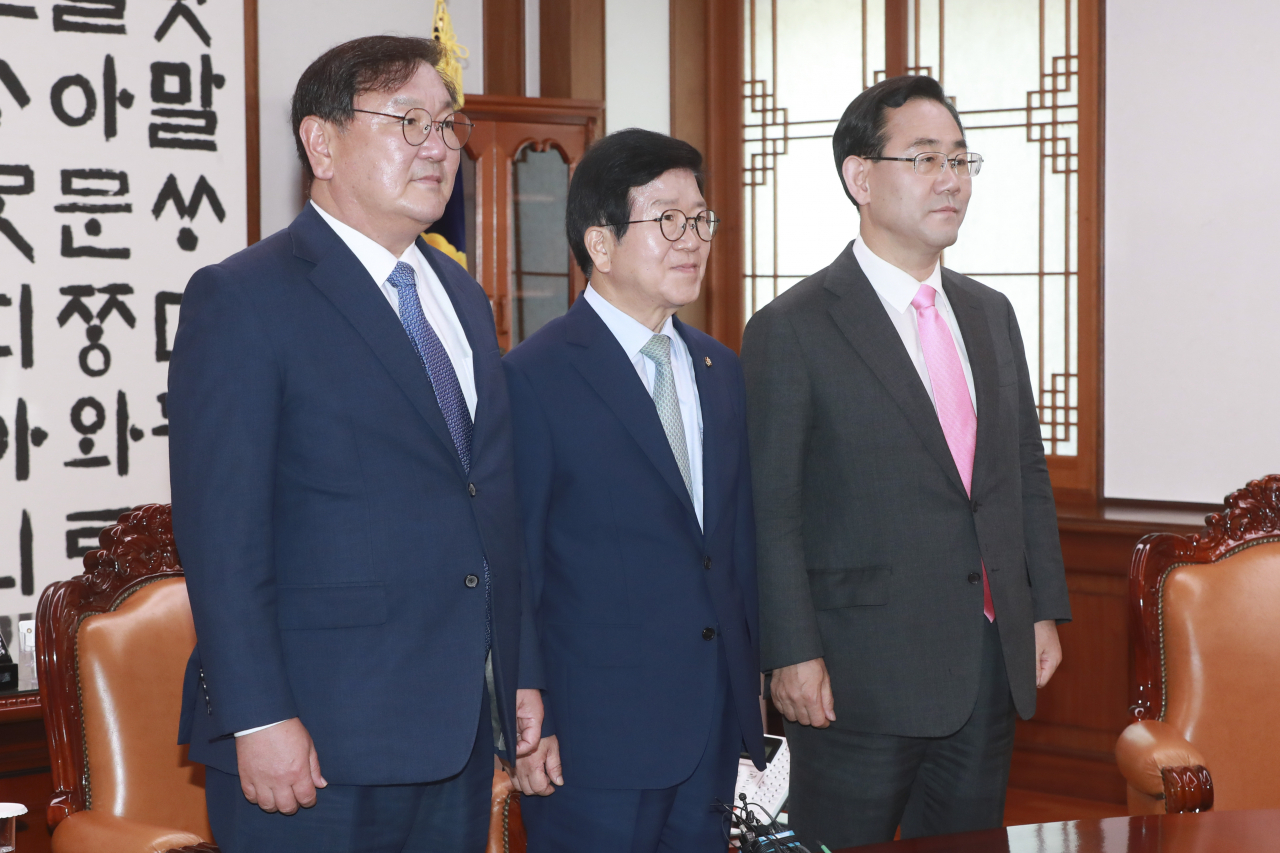 박병석 국회의장(가운데)과 더불어민주당 김태년 원내대표(왼쪽), 미래통합당 주호영 원내대표가 5일 국회 의장실에서 첫 회동하고 있다. 연합뉴스