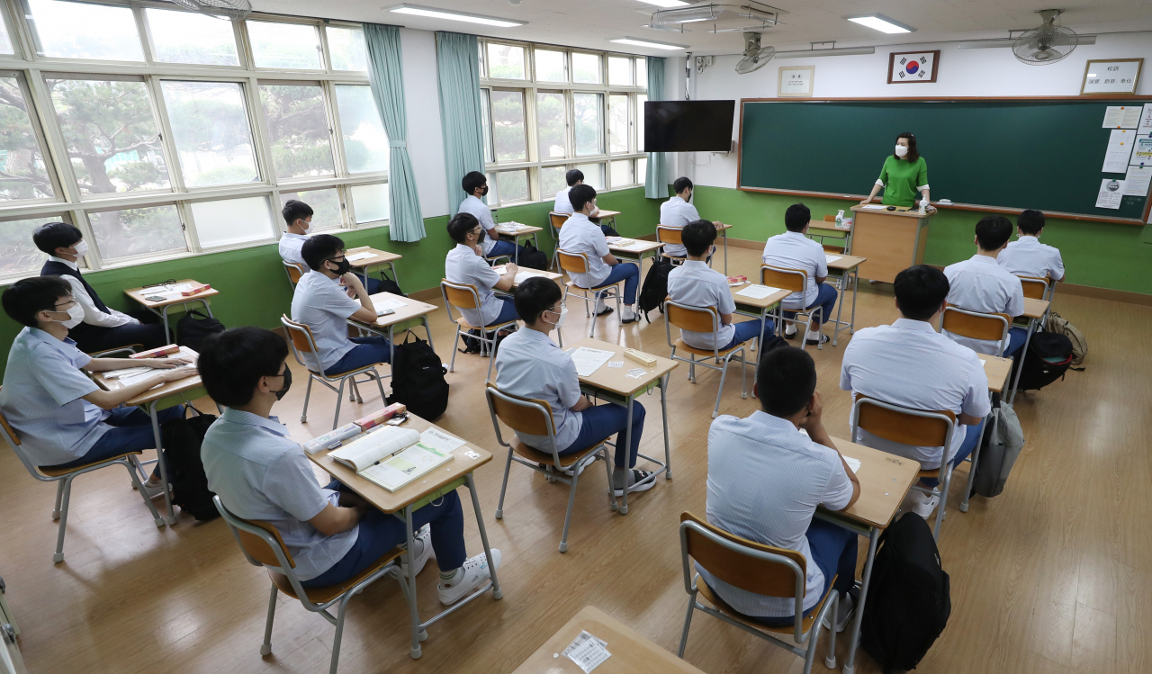 초등학교 3&sim;4학년, 중학교 2학년, 고등학교 1학년의 등교가 시작된 3일 오전 울산시 중구 중앙고등학교에서 1학년 학생들이 거리를 둔 채 교실에 앉아 있다. [연합]