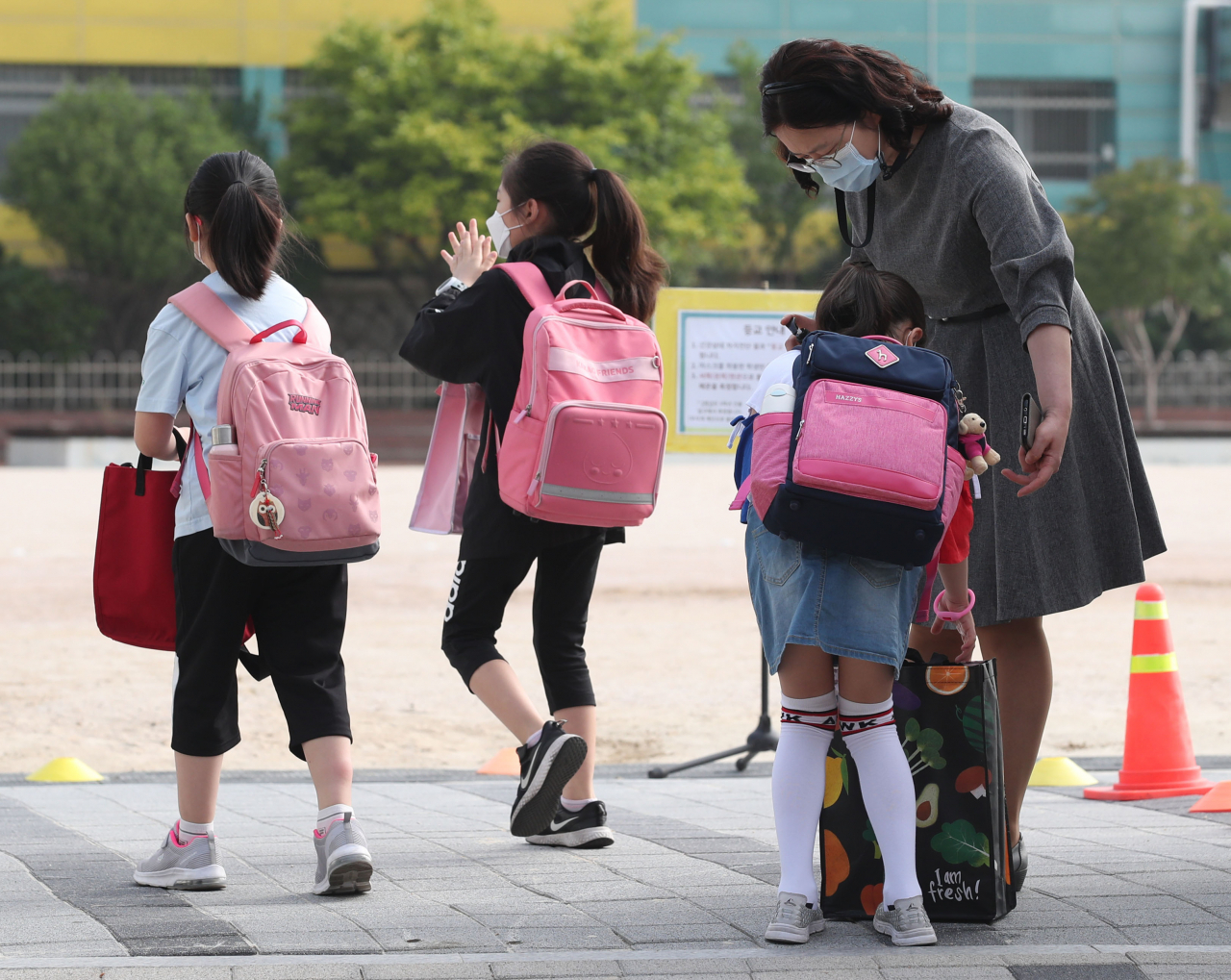 고등학교 1학년·중학교 2학년·초등학교 3&sim;4학년을 대상으로 한 3차 등교 개학일이었던 이달 3일 오전 서울 성북구의 한 초등학교에서 학생들이 등교하고 있다. [연합]