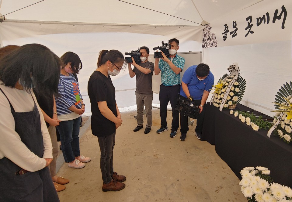 이달 5일 충남 천안 환서초등학교 교사들이 교내에 만들어진 추모 공간에서 여행용 가방에 7시간 넘게 감금됐다가 3일 숨진 이 학교 3학년 A군의 넋을 위로하고 있다. [연합]