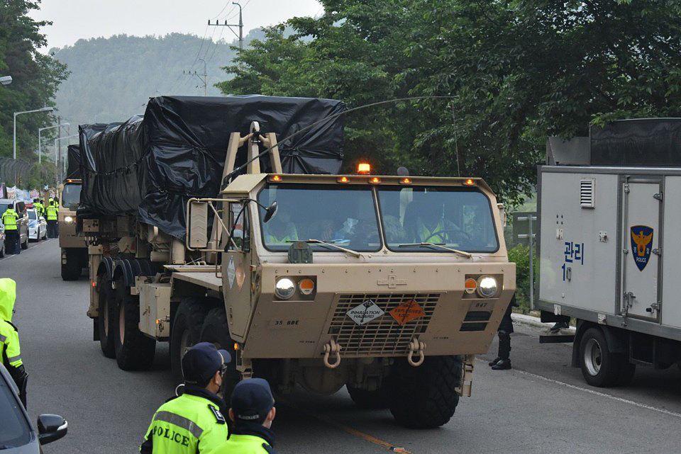 지난달 29일 오전 경북 성주 사드(THAAD·고고도미사일방어체계) 기지에 군 장비들이 들어가고 있다.[연합]