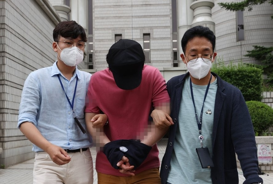 지난달 26일 서울 용산구 서울역에서 처음 보는 여성을 폭행하고 달아났다가 검거된 이모씨가 이달 4일 오후 서울중앙지법에서 열린 영장실질심사에 출석한 뒤 법원을 나서고 있다. [연합]