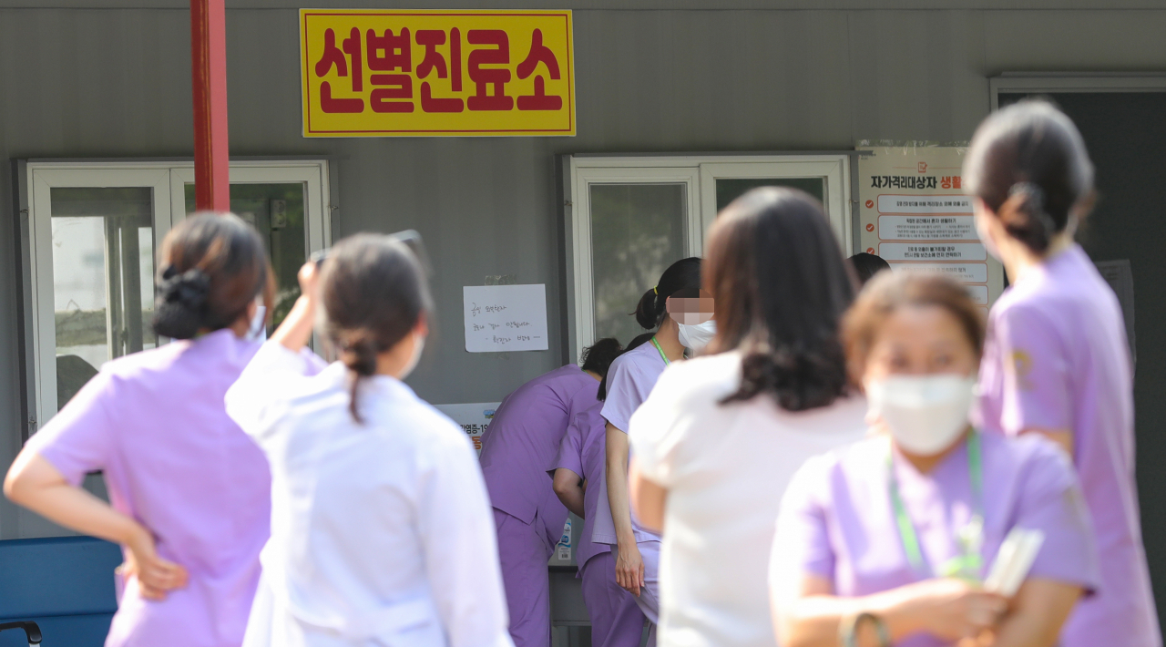 지난 5일 오후 신종 코로나바이러스 감염증(코로나19) 확진자가 다녀간 것으로 확인된 서울 강동구 중앙보훈병원 선별진료소에서 의료진이 코로나19 검사를 위해 대기하고 있다. [연합]