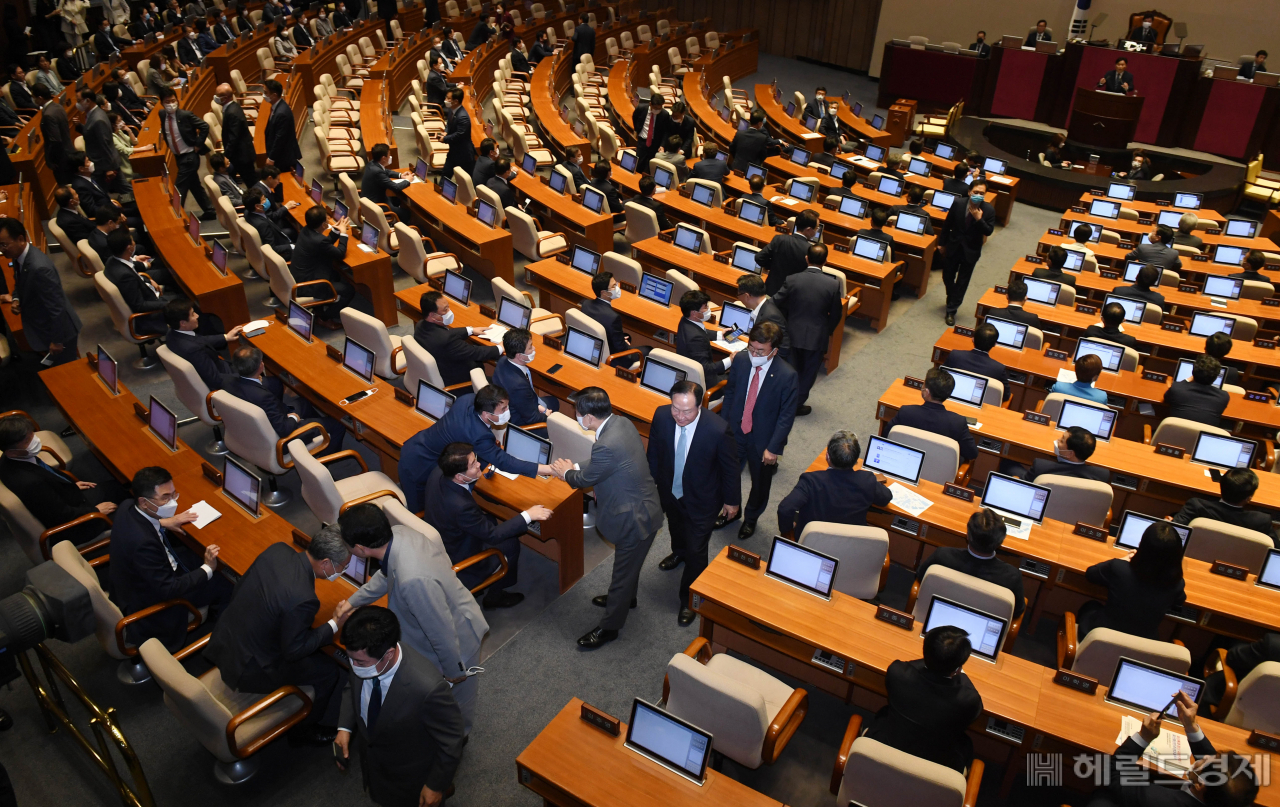 [헤럴드경제=이상섭 기자] 제21대 국회 첫 본회의가 열린 5일 국회 본회의장에서 미래통합당 주호영 원내대표를 비롯한 의원들이 본회의 도중 퇴장하고 있다. babtong@heraldcorp.com