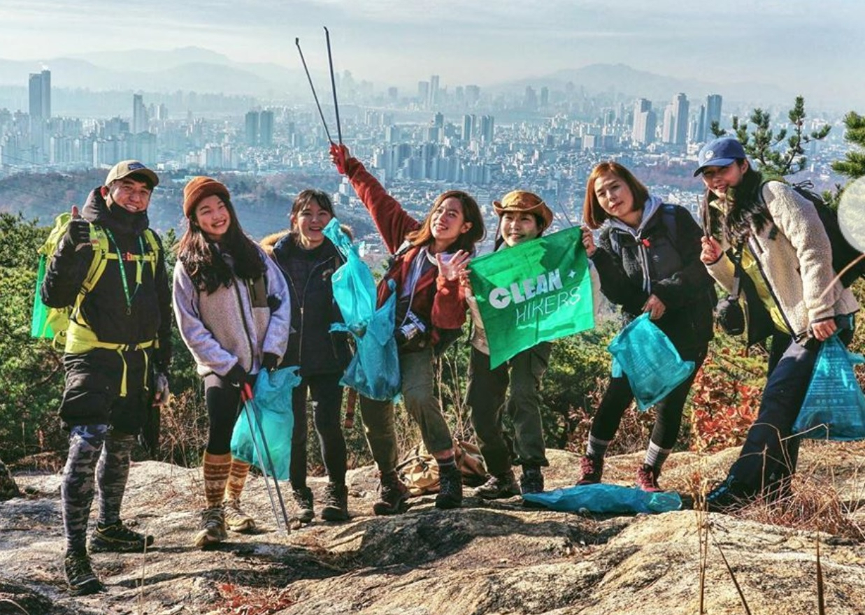 클린하이커팀의 한국의 산 정화활동. 가운데가 90년생 김강은