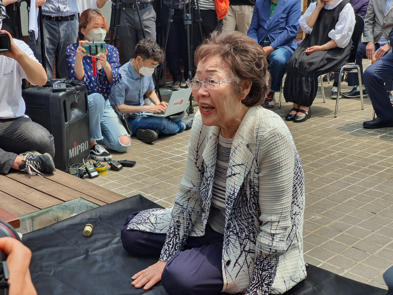 6일 대구 중구 희움 일본군 위안부 역사관에서 열린 '대구·경북 일본군 위안부 피해자 추모의 날' 행사에서 추모식에 참석한 이용수 할머니가 먼저 떠난 할머니들을 떠올리며 말하고 있다. [연합]
