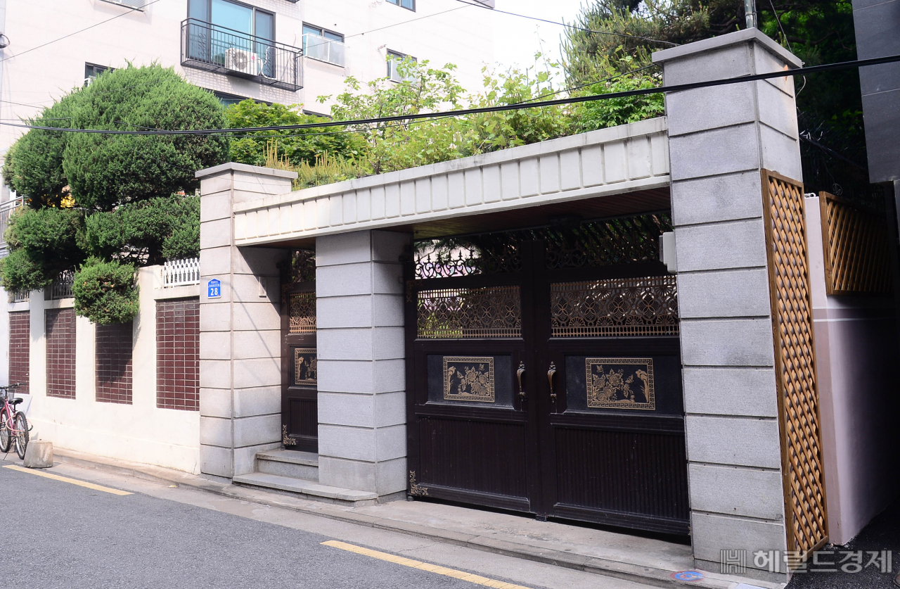 [헤럴드경제=이상섭 기자] 정의기억연대 부실회계·안성 쉼터 고가 매입 의혹을 수사 중인 검찰의 정의기억연대 피해자 할머니 쉼터의 압수수색이 완료된 가운데 22일 오전 서울 마포구 정의기억연대 피해자 할머니 쉼터가 인적이 없이 조용하기만 하다. babtong@heraldcorp.com