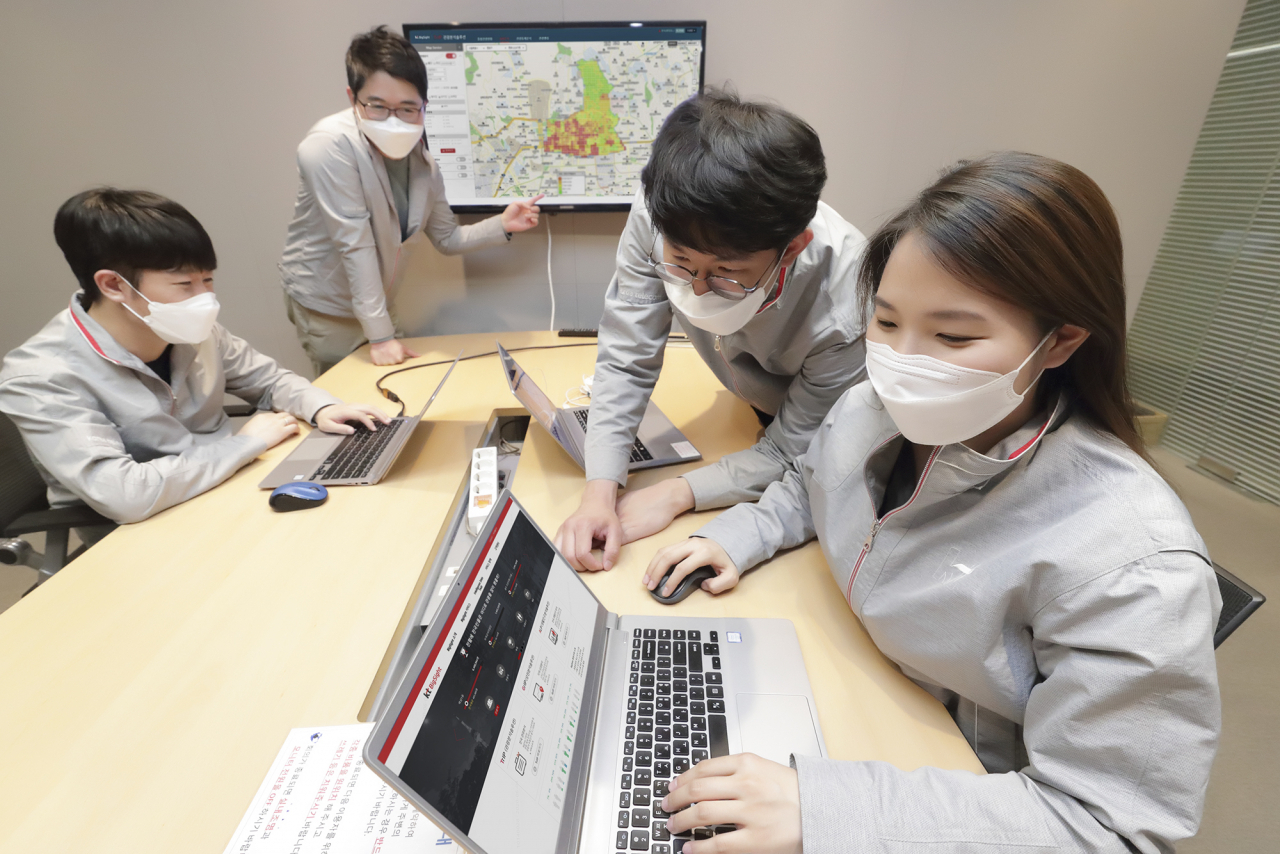 KT 직원들이 KT 빅데이터 솔루션인 빅사이트(BigSight)에서 제공하는 인구 데이터를 살펴보고 있다.[KT 제공]