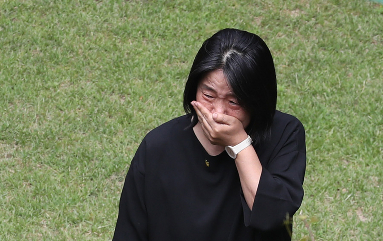 윤미향 더불어민주당 의원이 7일 오전 서울 마포구 연남동 '평화의 우리집'에서 관계자들을 맞이하고 있다. 정의기억연대(정의연)의 기부금 사용 의혹 등을 수사하고 있는 검찰이 최근 일본군 '위안부' 피해자 할머니 쉼터인 '평화의 우리집'에 대해 압수수색을 진행한 가운데 이곳 소장 A(60) 씨가 자신의 집에서 숨진 채 발견됐다. [연합]