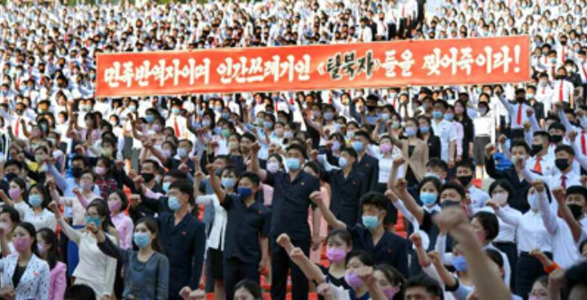 북한의 대북전단 살포에 대한 반발이 이전보다 훨씬 강도 높게 표출되고 있다. 북한 청년학생들이 6일 평양시 청년공원야외극장에서 남측 당국과 탈북민들의 반공화국 적대행위를 규탄하는 항의군중집회를 갖는 모습. 탈북민들을 민족반역자, 인간쓰레기라며 원색적으로 비난한 선전문구가 눈길을 끈다. [헤럴드DB]