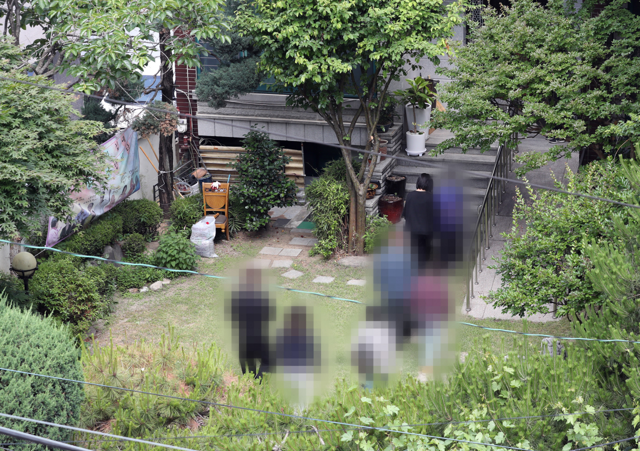 윤미향 더불어민주당 의원이 7일 오전 서울 마포구 연남동 '평화의 우리집'에 관계자들과 함께 들어가고 있다. 정의기억연대(정의연)의 기부금 사용 의혹 등을 수사하고 있는 검찰이 최근 일본군 '위안부' 피해자 할머니 쉼터인 '평화의 우리집'에 대해 압수수색을 진행한 가운데 이곳 소장 A(60) 씨가 자신의 집에서 숨진 채 발견됐다. [연합]