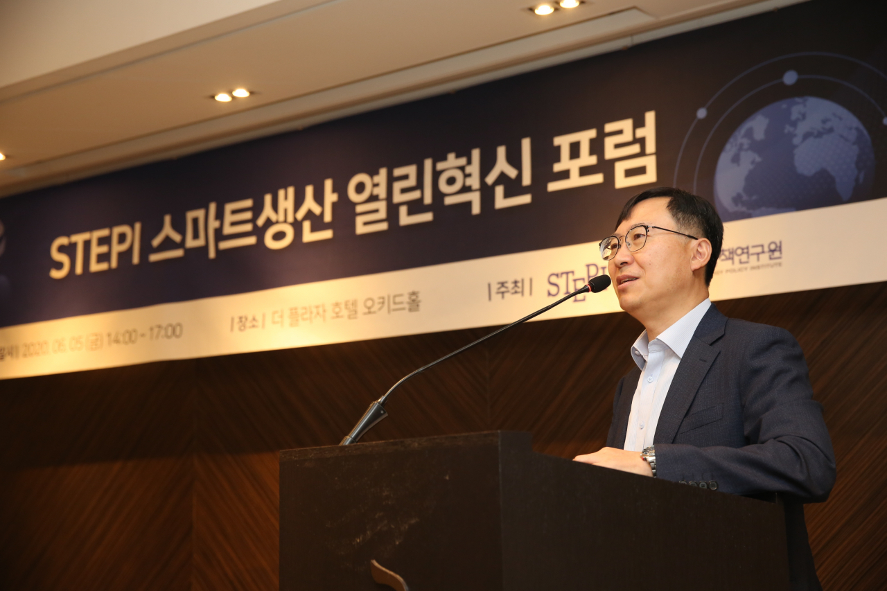 조황희 STEPI 원장이 ‘스마트생산 열린혁신 포럼’에서 환영사를 하고 있다.[STEPI 제공]