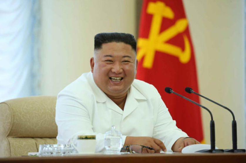 북한 노동당 기관지 노동신문은 8일 김정은 국무위원장이 전날 열린 노동당 중앙위원회 제7기 제13차 정치국회의를 주재했다고 보도했다. 신문은 김 위원장이 활짝 웃는 모습으로 사회를 맡아 회의를 진행하는 모습을 공개했다. [헤럴드DB]