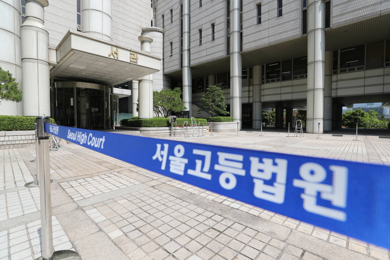 이재용 삼성전자 부회장의 영장심사를 하루 앞둔 7일 오후 서울 서초구 법원종합청사에 포토라인이 설치돼있다. [연합]