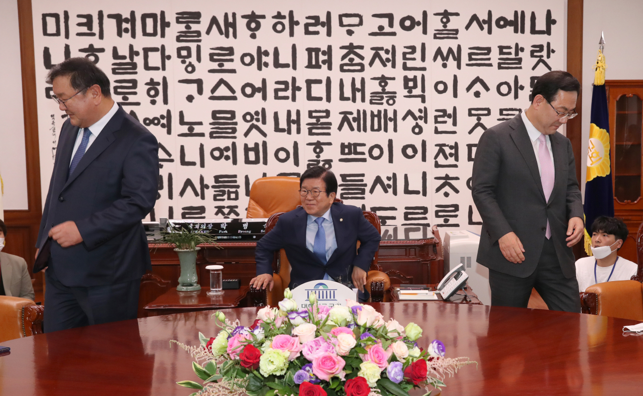 김태년 더불어민주당 원내대표와 주호영 미래통합당 원내대표가 7일 오후 서울 여의도 국회 의장실에서 박병석 국회의장 주재로 열린 여·야 원내대표 원구성 협상회동에서 기념촬영을 마친 뒤 자리로 향하고 있다. [연합]
