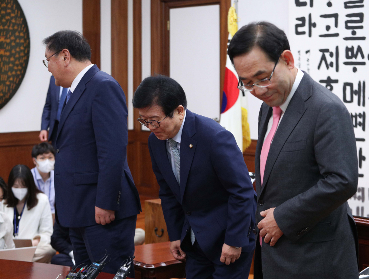 박병석 국회의장(가운데)과 김태년 더불어민주당 원내대표(왼쪽), 주호영 미래통합당 원내대표가 5일 국회 의장실에서 만나 기념촬영한 뒤 자리에 앉고 있다. [연합]