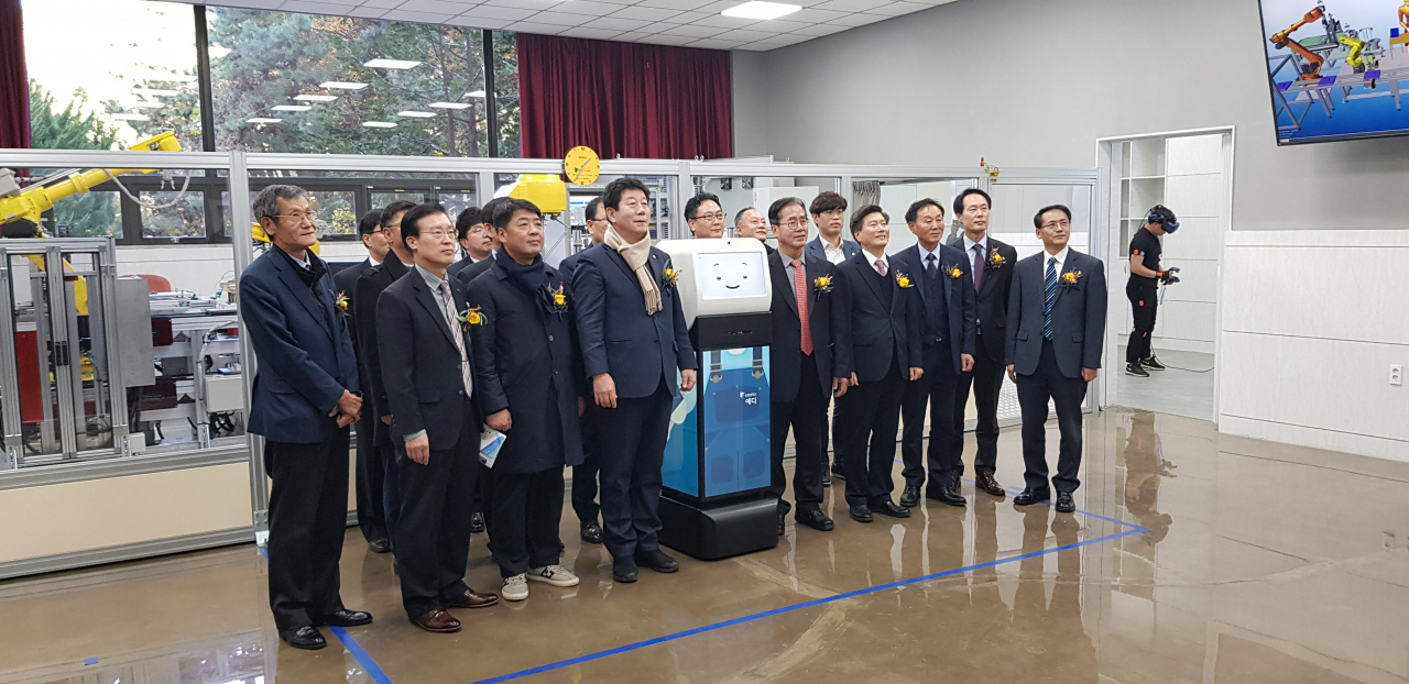 부산 동명대학교는 포스코ICT의 스마트팩토리 솔루션을 접목해 제조로봇VR·SI센터를 구축했다 [포스코ICT 제공]
