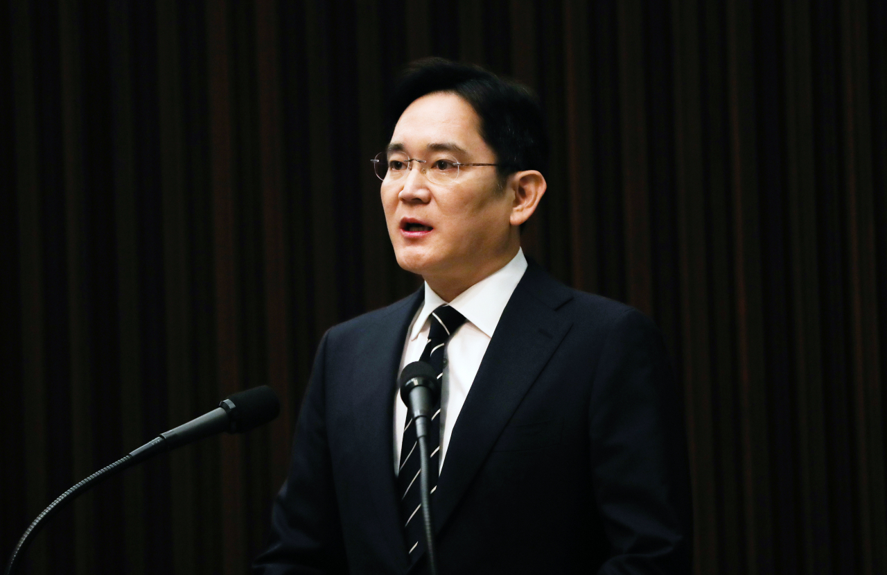 이재용 삼성전자 부회장이 지난달 6일 서초동 사옥에서 경영권 승계와 노조 문제 등과 관련해 대국민 사과를 하고 있다. [연합]