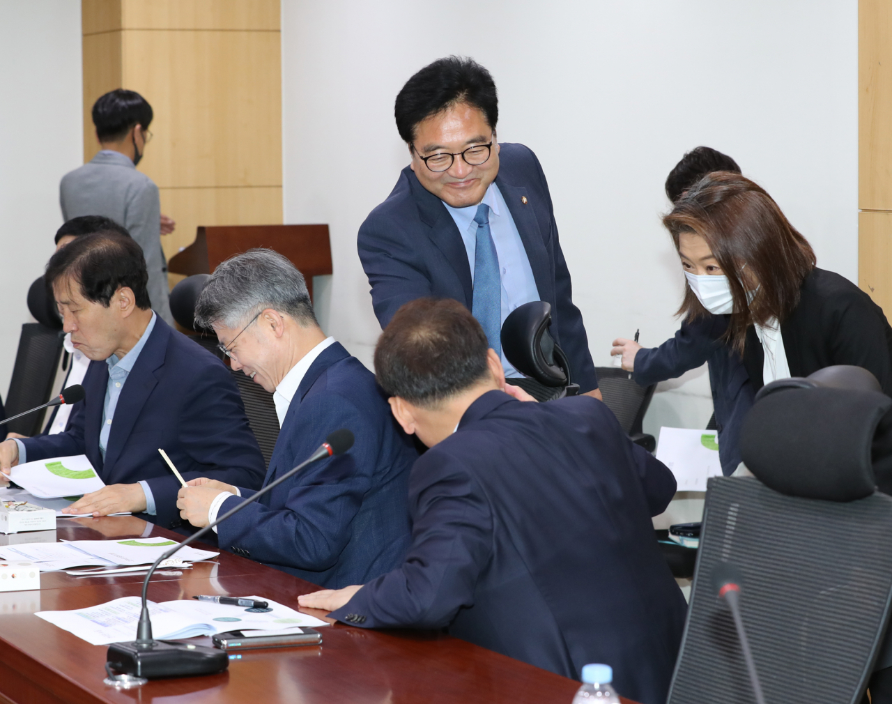 8일 오전 서울 여의도 국회 의원회관에서 열린 '포스트 코로나 뉴노멀 그린뉴딜 어디까지 왔나! 연속 정책세미나 -제1회 그린뉴딜 개관 및 국제사회 동향'에 더불어민주당 우원식, 양이원영 의원이 참석자들과 인사하고 있다. [연합]