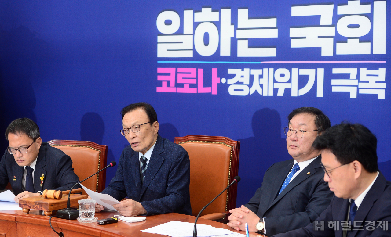 [헤럴드경제=이상섭 기자] 더불어민주당 이해찬 대표가 8일 오전 서울 여의도 국회에서 열린 최고위원회의에서 현안과 관련한 발언하고 있다.babtong@heraldcor.com