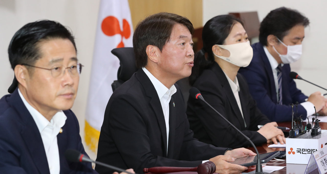 안철수 국민의당 대표가 8일 오전 서울 여의도 국회 의원회관에서 열린 최고위원회의에서 발언하고 있다. [연합]