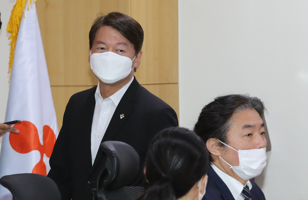 안철수 국민의당 대표가 8일 오전 서울 여의도 국회 의원회관에서 열린 최고위원회의에 참석하고 있다. [연합]