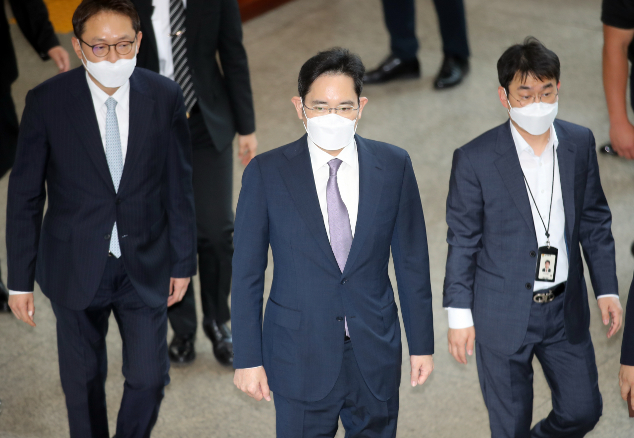 이재용 삼성전자 부회장이 8일 오전 서울 서초구 중앙지법에서 열린 구속 전 피의자 심문(영장실질심사)을 받기 위해 출석하고 있다. [연합]