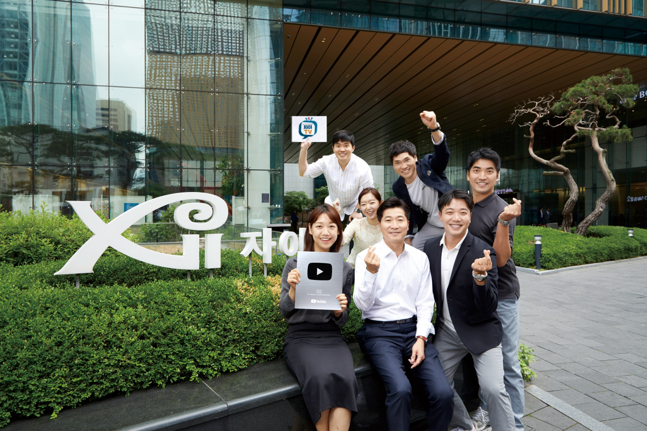 GS건설 유튜브 채널 ‘자이TV’가 지난달 구독자 10만명을 달성해 실버버튼을 받았다.[GS건설 제공]