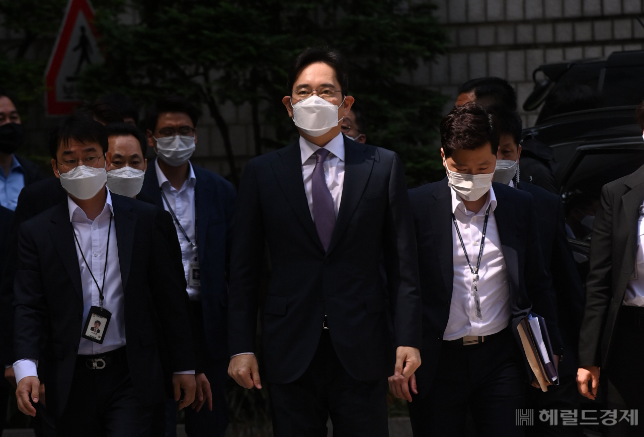 이재용 삼성전자 부회장이 8일 오전 서울 서초구 서울중앙지방법원에서 열린 영장실질심사에 출석하고 있다. 박해묵 기자