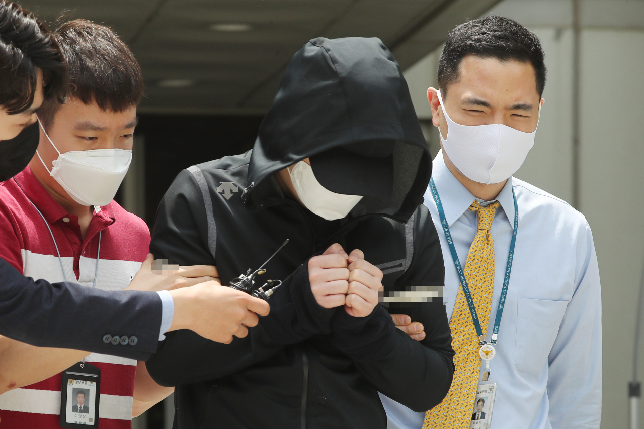 '박사방'에서 활동하던 중 스스로 피해자들을 유인해 조주빈이 성 착취물을 제작하는 데 가담한 혐의를 받고 있는 유료회원 남모씨가 영장실질심사를 마친 뒤 법정을 나서고 있다.[연합]