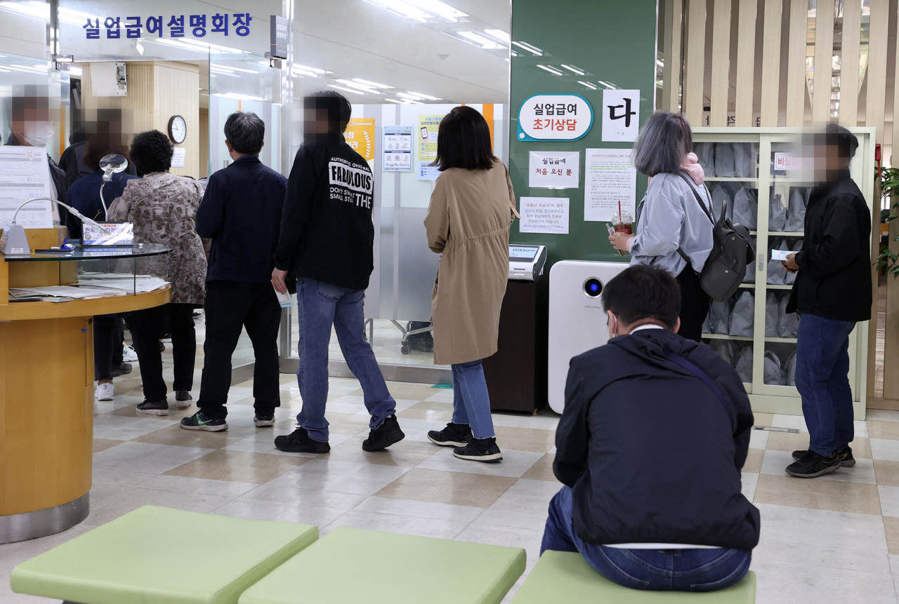 정부는 전국민 고용안전망 구축을 기반으로 한 한국판 뉴딜 사업을 추진하고 있다. 고용보험 사각지대를 축소하는 게 첫번째 과제다. 사진은 지난달 11일 오전 서울 중구 서울고용복지플러스센터에서 시민들이 실업금여 설명회에 참석하기 위해 줄을 서서 입장하고 있다. [연합]