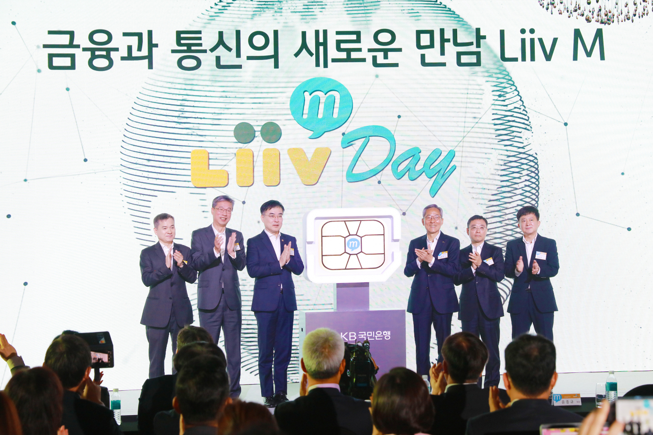 윤종규 KB금융회장(왼쪽 네번째)과 허인 KB국민은행장(왼쪽 두번째)은 지난해10월 28일 서울 중구 반얀트리 클럽 앤 스파 서울에서 열린 리브엠(Liiv M) 론칭 행사에 참석했다.