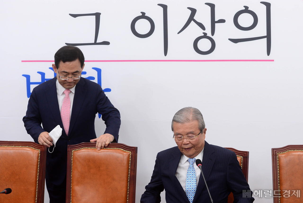[헤럴드경제=이상섭 기자] 미래통합당 김종인 비상대책위원장이 8일 오전 서울 여의도 국회에서 열린 비상대책위원회의에 참석해 자리에 앉고 있다. babtong@heraldcorp.com