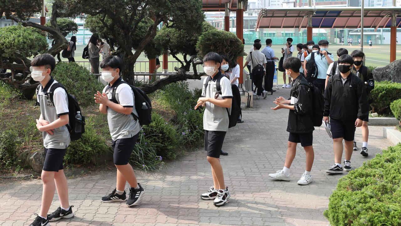 전국 초등학교 5&sim;6학년생과 중학교 1학년생 135만 여명이 4차 등교를 재개한 8일 오전 강원 춘천중학교에서 학생들이 등교하고 있다. [연합]