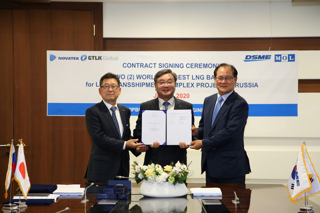 지난 5일 대우조선해양 서울 사옥에서 화상으로 진행된 LNG-Barge 건조 계약식에서 (왼쪽부터) 대우조선해양 박형근 전무, 이성근 사장, 권오익 전무가 계약서를 들고 기념촬영을 하고 있다. [대우조선해양 제공]