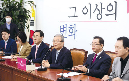 미래통합당 김종인 비상대책위원장이 8일 오전 서울 여의도 국회에서 열린 비상대책위원회의에서 현안과 관련해 발언하고 있다. 이상섭 기자
