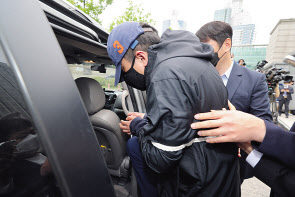 경찰이 신상공개를 하지 않기로 한 박사방 유료 회원 중 한 명이 지난달 25일 오후 서울중앙지법에서 구속 전 피의자 심문(영장실질심사)을 받은 뒤 호송차에 올라 타고 있다. [연합]