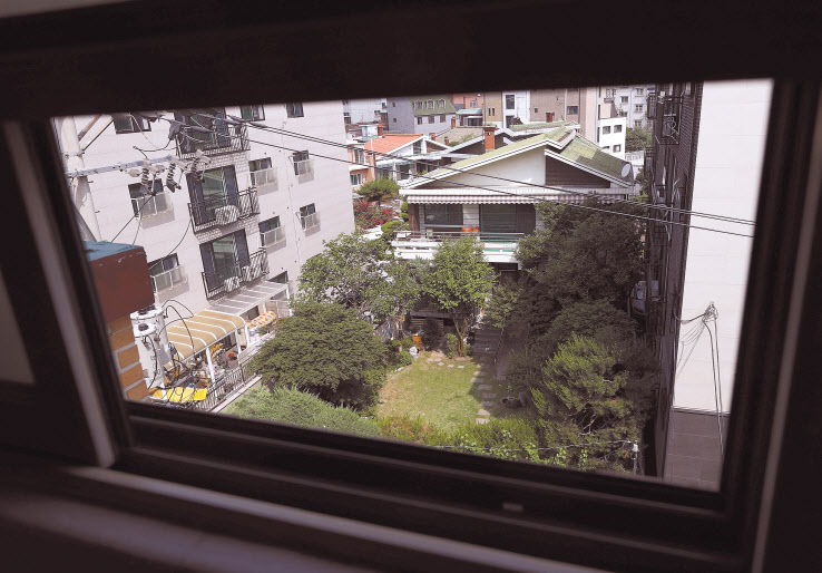 8일 오전 서울 마포구 일본군 위안부 피해자 할머니 쉼터인 ‘평화의 우리집’에 적막감이 흐르고 있다. 정의기억연대(정의연)의 기부금 사용 의혹 등을 수사하고 있는 검찰이 최근 이곳에 대해 압수수색을 진행한 가운데 이곳 소장 손모씨가 자신의 집에서 숨진 채 발견됐다. [연합]