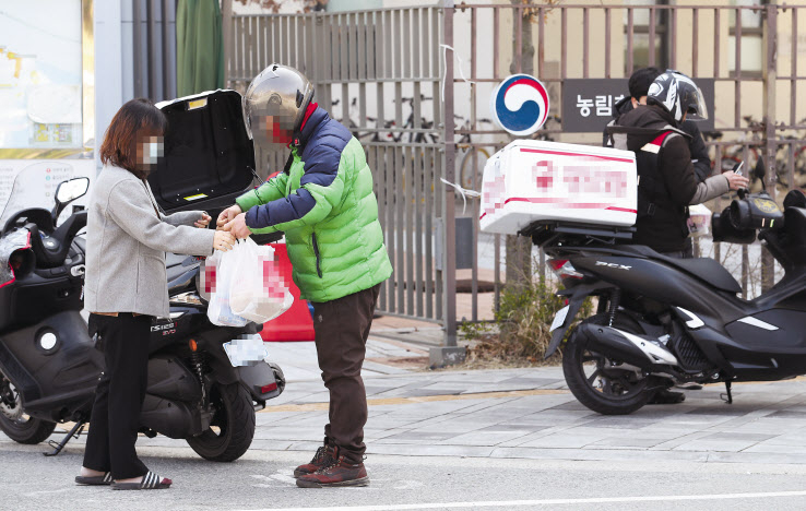 배달 음식점 상당수가 원산지 정보 표기를 누락하고 있다. 사진은 세종시 정부세종청사 해양수산부 앞에서 공무원들이 배달시킨 도시락을 찾고 있는 모습. [연합]