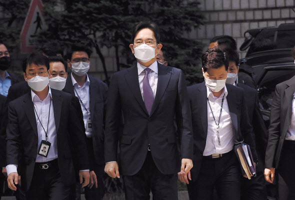 불법 경영승계 의혹을 받는 이재용 삼성전자 부회장이 8일 오전 서울 서초구 서울중앙지방법원에서 열린 영장실질심사에 출석하고 있다. 이 부회장은 국정농단 사건과 관련해 박근혜 전 대통령과 최순실 측에 뇌물을 준 혐의로 2017년 2월 구속돼 이듬해 집행유예로 풀려난지 2년4개월 만에 재구속 기로에 놓였다. 박해묵 기자
