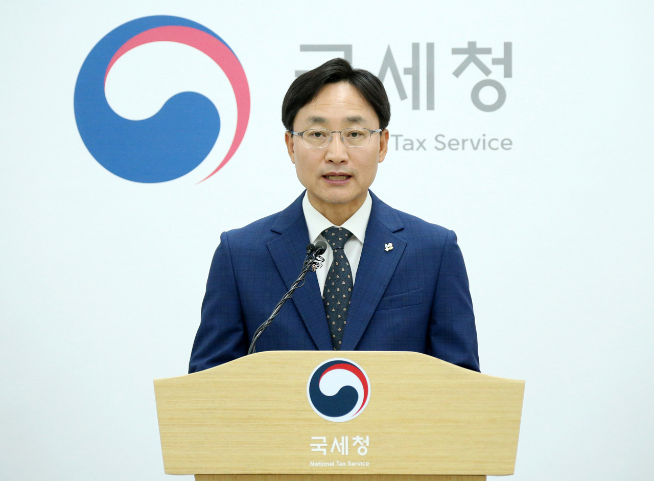 임광현 국세청 조사국장이 8일 정부세종청사 기자실에서 법인 명의 고가 '슈퍼카'를 사적으로 이용하면서 세금을 탈루한 대재산가 24명 세무조사와 관련해 브리핑하고 있다. [국세청 제공]