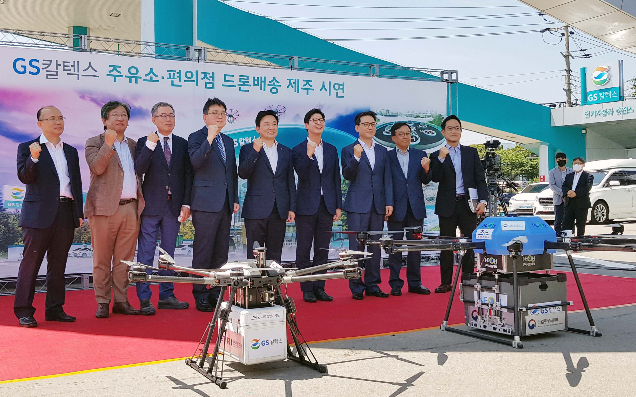최남호(왼쪽 네번째) 산업통상자원부 제조산업정책관과 원희룡(가운데) 제주도지사가 8일 제주도 GS칼텍스 무수천주유소에서 열린 드론 활용 유통물류혁신 실증 시연 행사에서 기념촬영을 하고 있다.［산업통상자원부 제공］