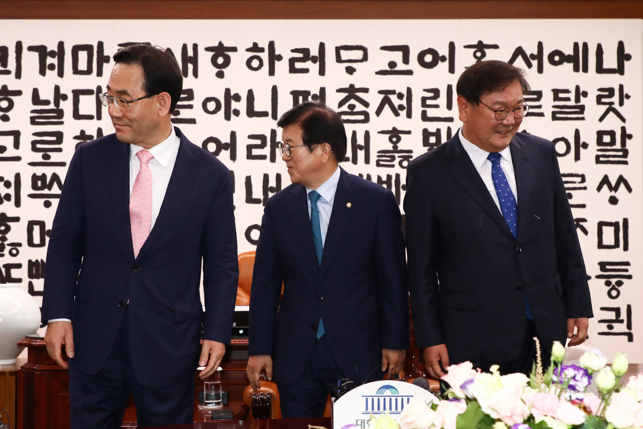 김태년 더불어민주당 원내대표(오른쪽 부터), 박병석 국회의장, 주호영 미래통합당 원내대표가 8일 국회 의장실에서 상임위원회 구성을 논의하기 위해 만나고 있다. [연합]