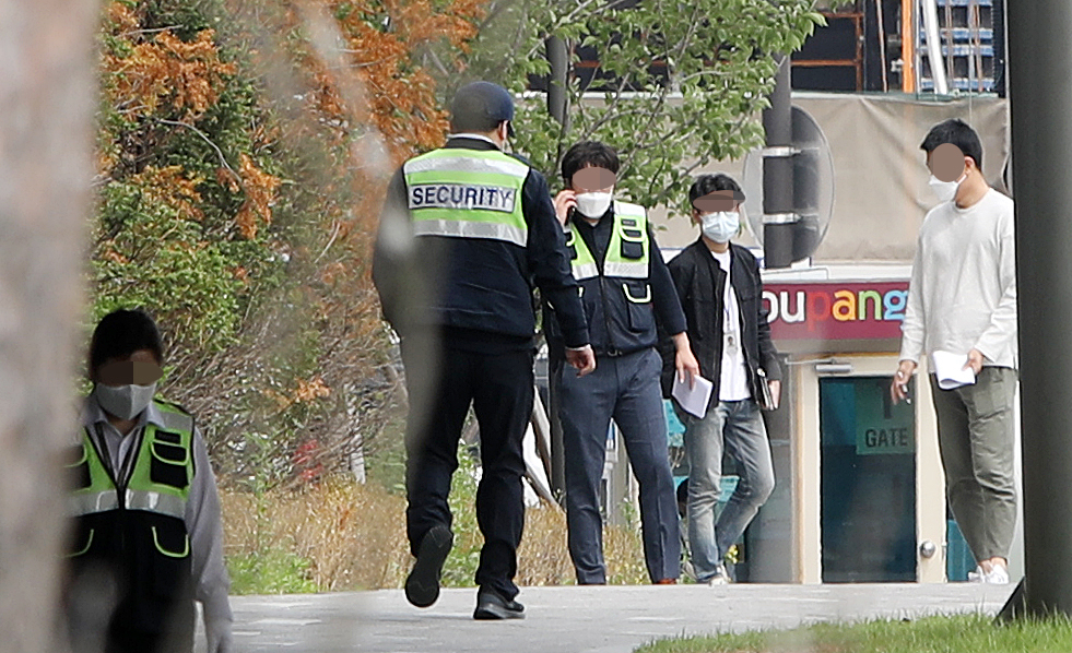 28일 경기도 고양시 덕양구 원흥동 쿠팡 고양 물류센터 입구에서 보안 요원들과 시 공무원들이 분주하게 움직이고 있다. 고양시는 이 센터 직원 500여 명 명단을 확보해 이날 오후 2시부터 전수검사에 들어갔다. [연합]
